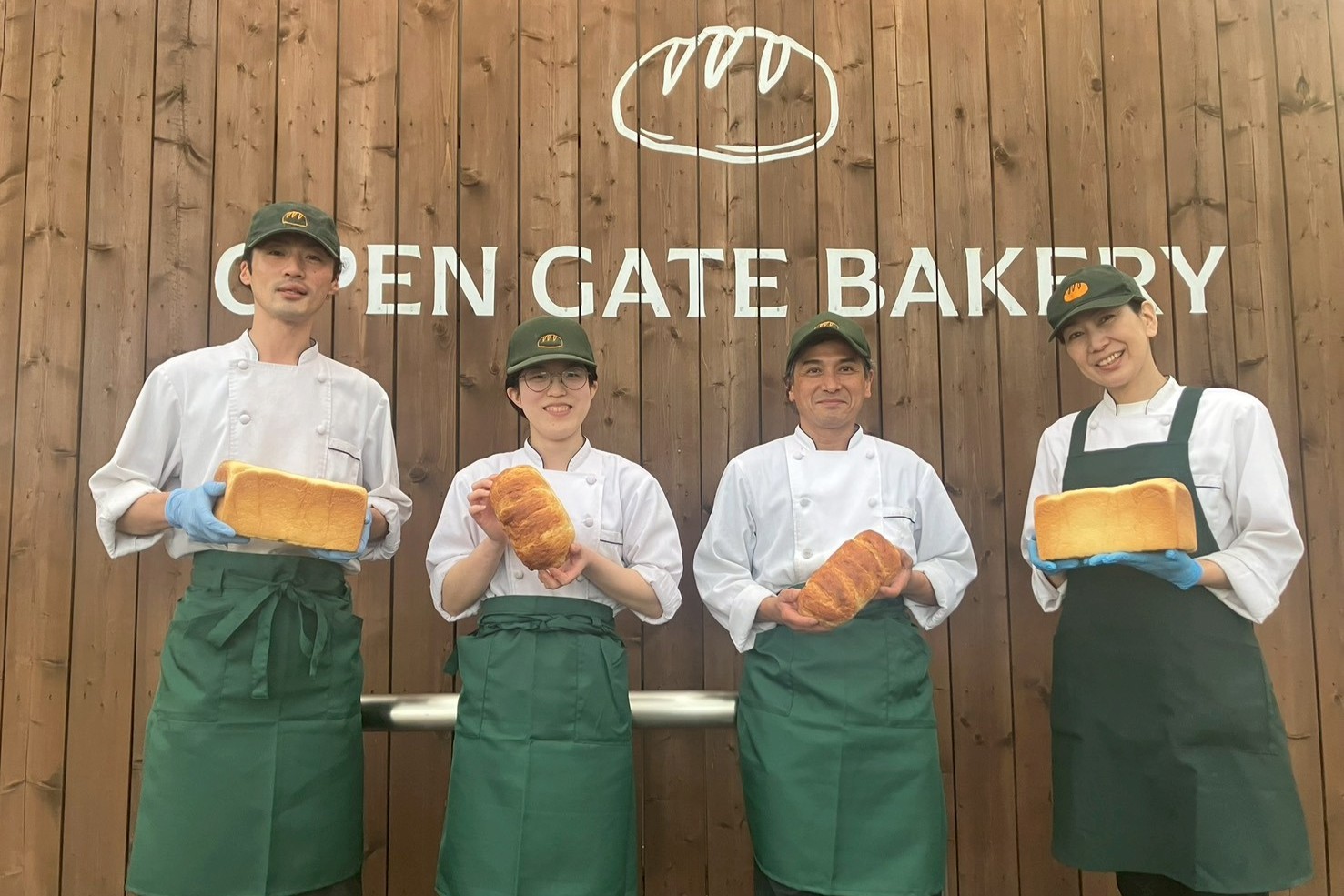 笑顔でお迎えするOPENGATE BAKERYのスタッフ